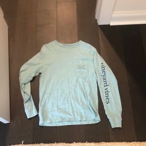 light blue vineyard vines shirt